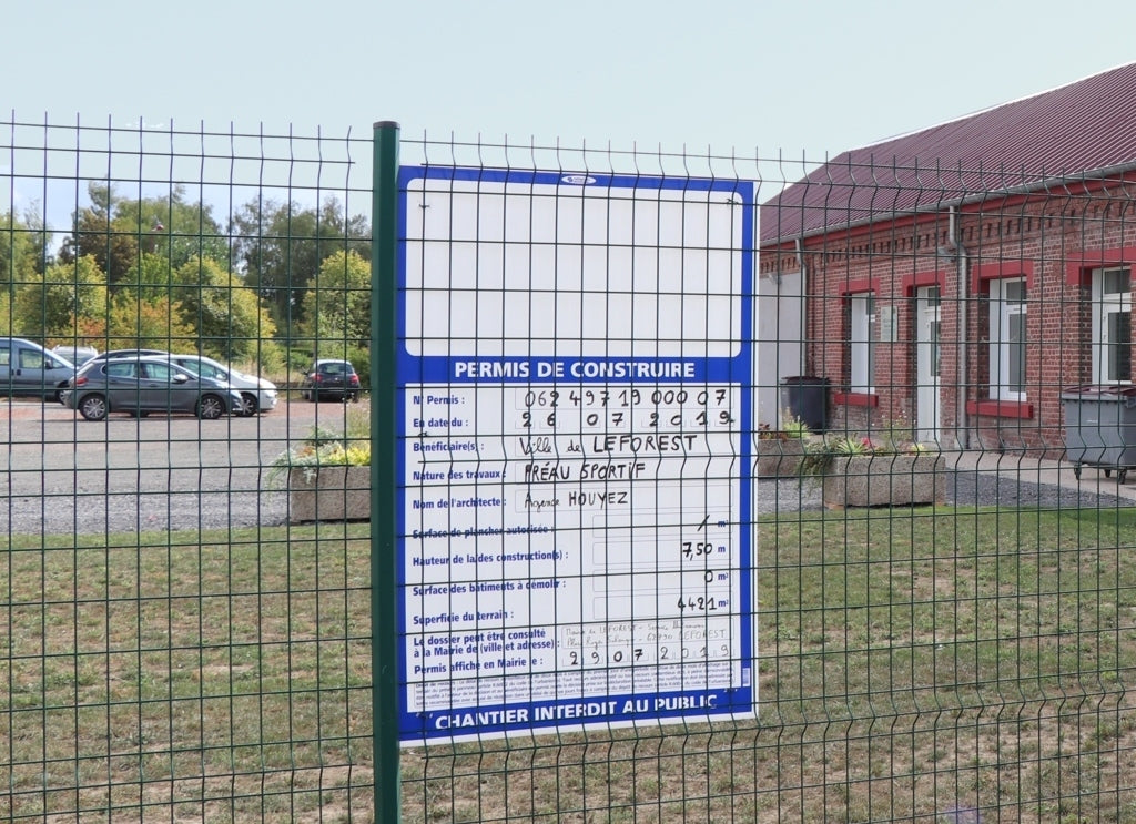 Panneau rempli à la main sur clôture